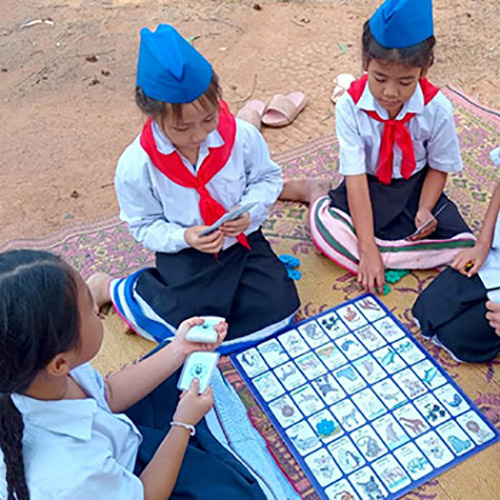 Animal Bingo is a game made by hand at Big Brother Mouse, which sends them to affiliated schools such Little Rabbit